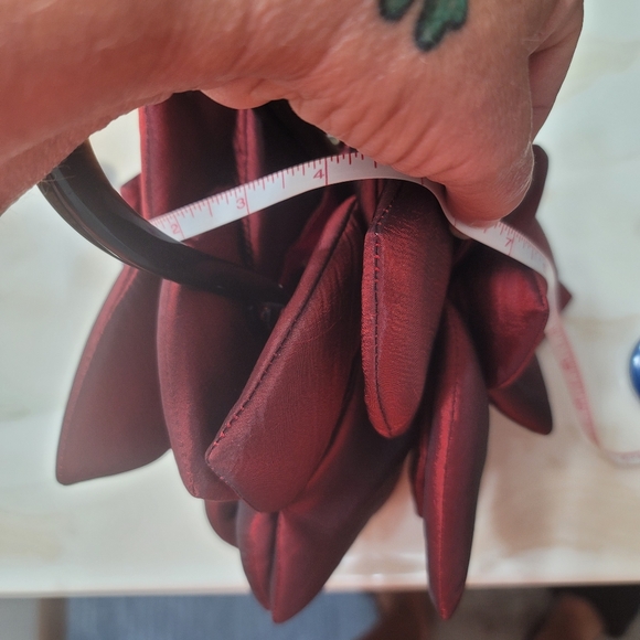 NWOT.  Mod by design Poinsettia Handbad.  (789) - Picture 5 of 12